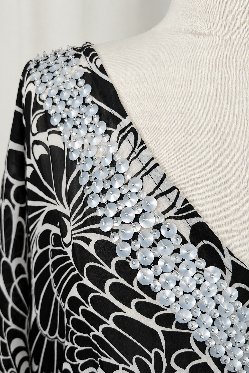 Modern Sheer Sequin V-Neck Kaftan Black/White L/XL – When Fashion Was Fashion